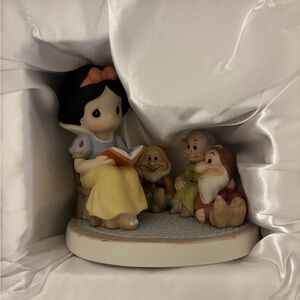 Precious Moments Disney Showcase Snow White Figurine